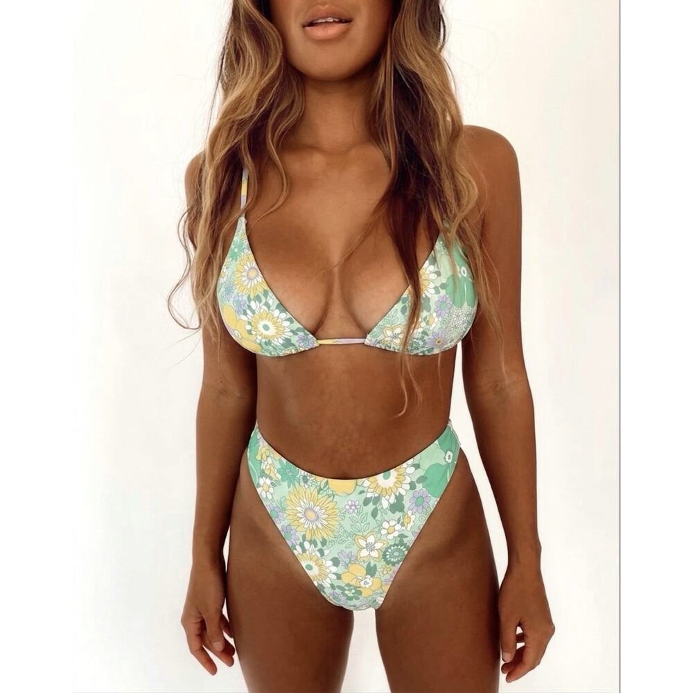 Skatie x Amber Fillerup Clark• ‘Ella’ Bikini Top in HALEIWA